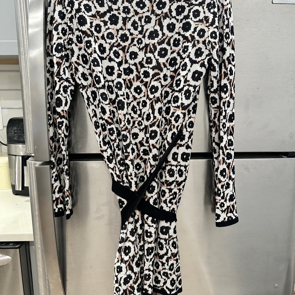 Diane Von Furstenberg Black and White floral Animal Print wrap dress - Picture 3 of 3